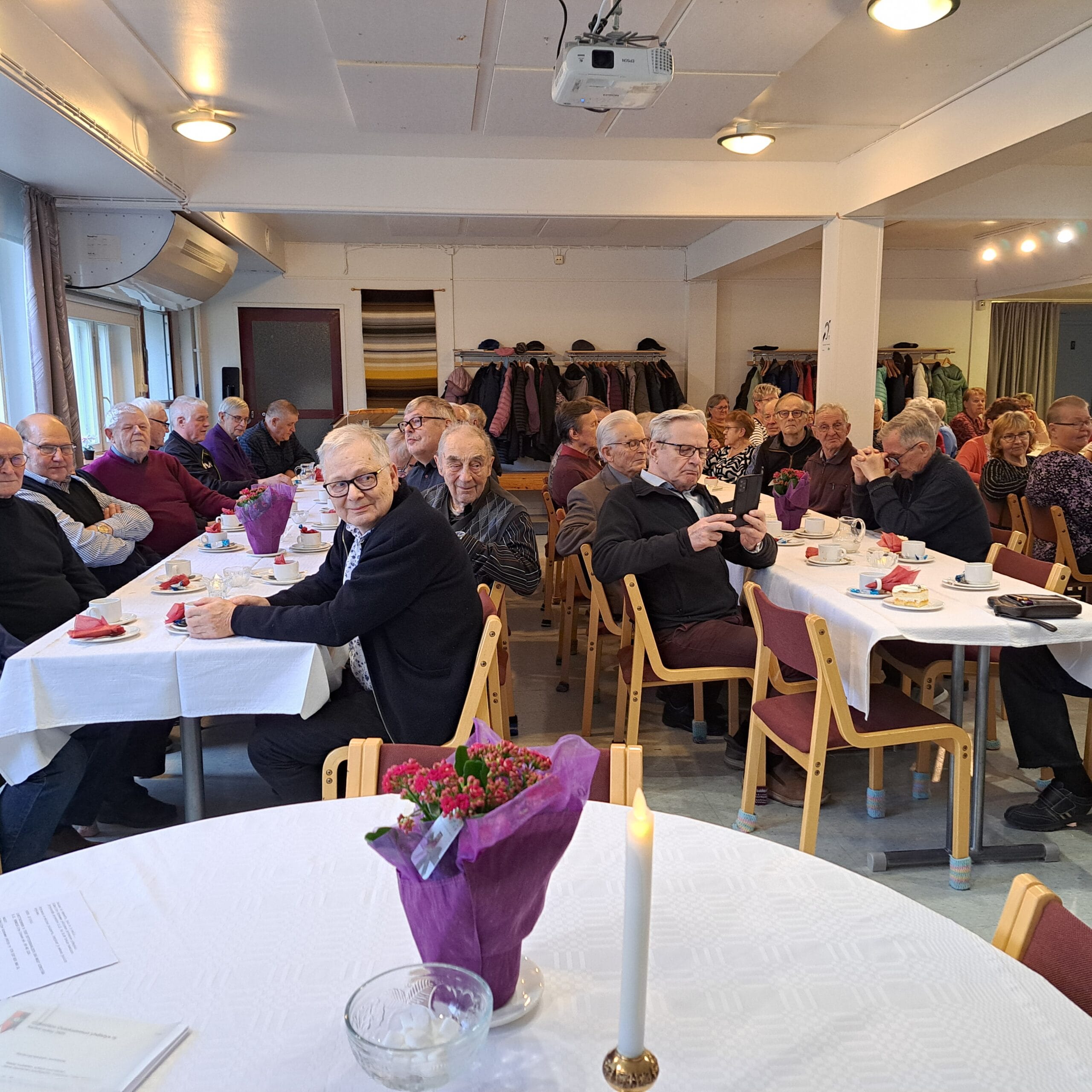 Isänpäivä juhlan osallistujia